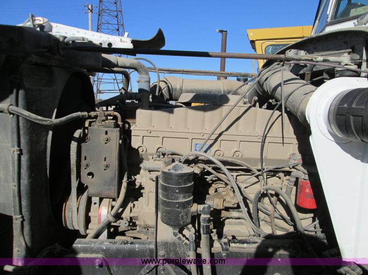 image for item L6410 1986 Peterbilt 359 service and lube truck