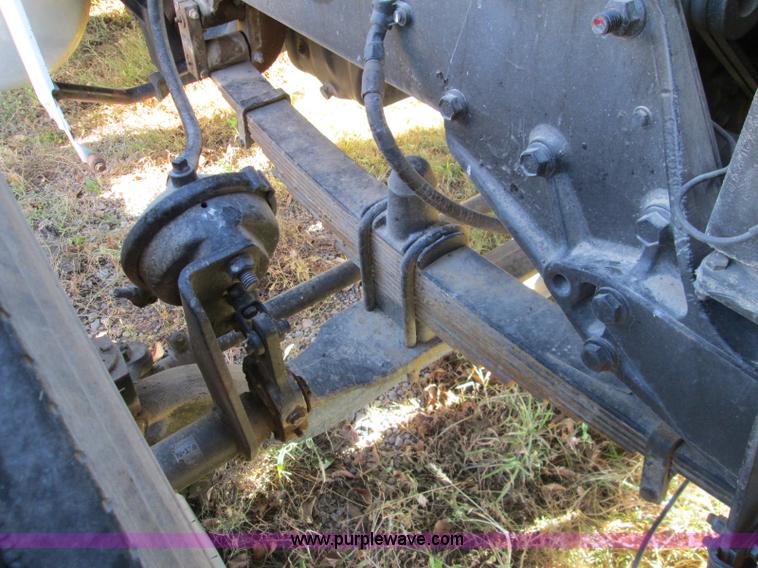 image for item L6410 1986 Peterbilt 359 service and lube truck