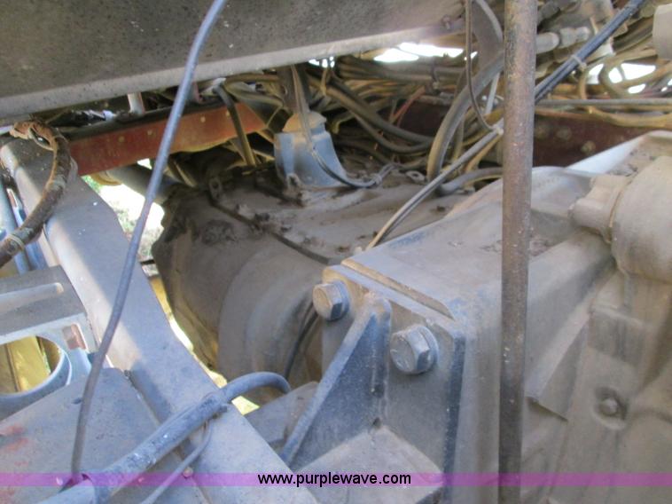 image for item L6410 1986 Peterbilt 359 service and lube truck