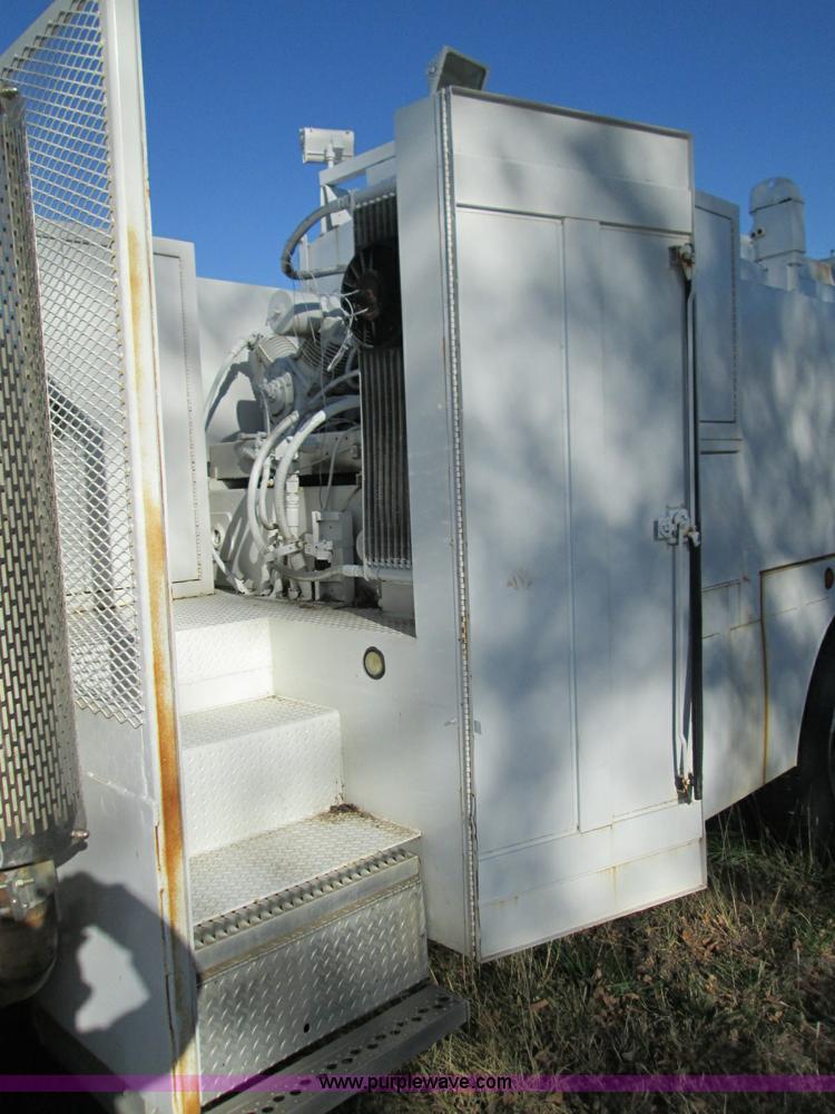 image for item L6410 1986 Peterbilt 359 service and lube truck