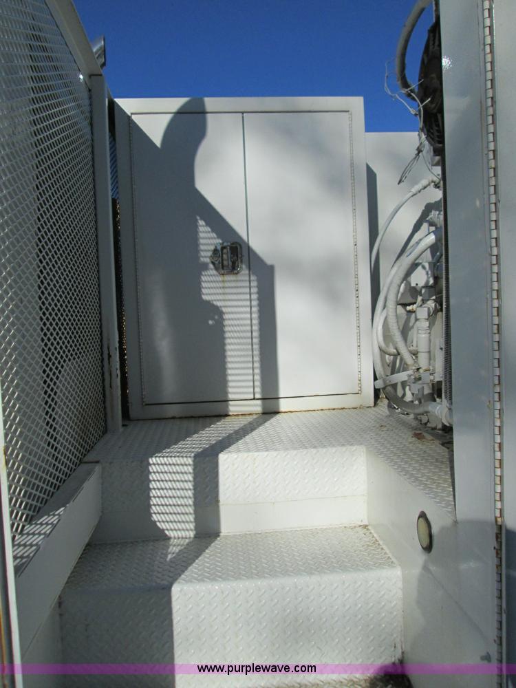 image for item L6410 1986 Peterbilt 359 service and lube truck