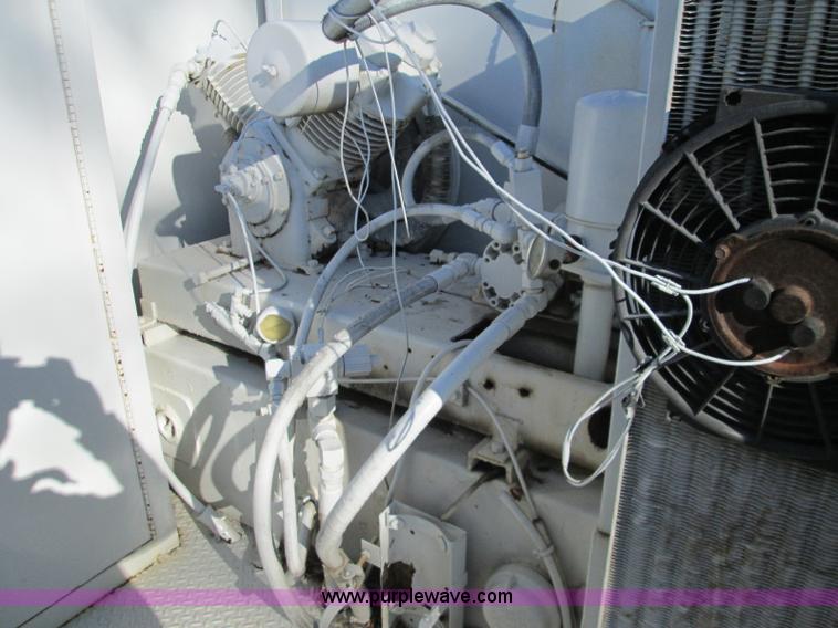 image for item L6410 1986 Peterbilt 359 service and lube truck