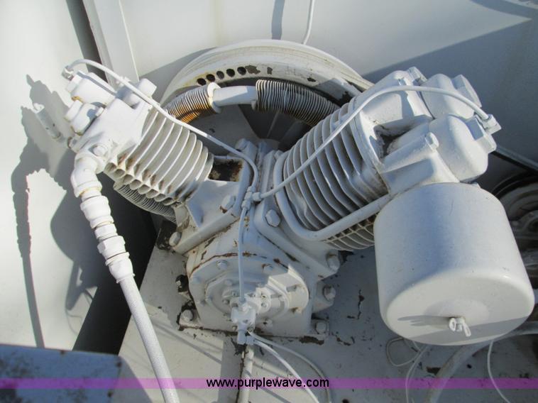 image for item L6410 1986 Peterbilt 359 service and lube truck