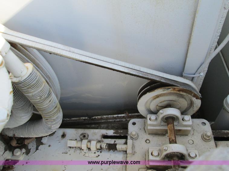 image for item L6410 1986 Peterbilt 359 service and lube truck