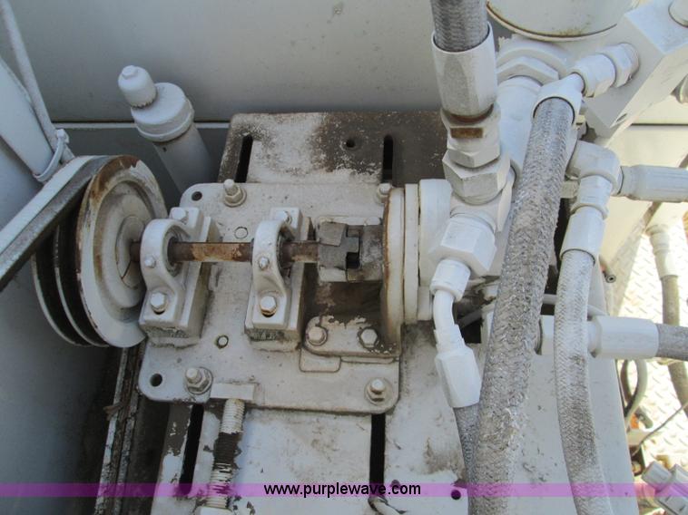 image for item L6410 1986 Peterbilt 359 service and lube truck