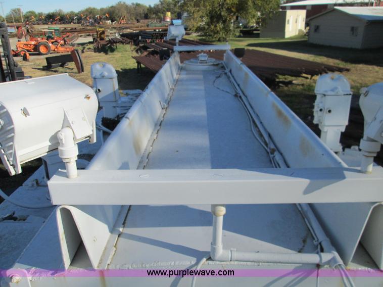 image for item L6410 1986 Peterbilt 359 service and lube truck