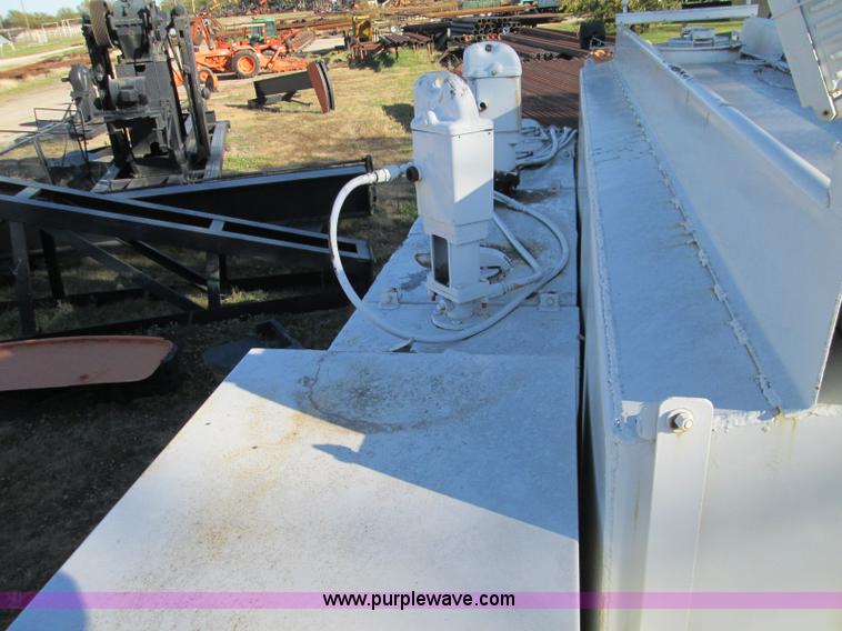 image for item L6410 1986 Peterbilt 359 service and lube truck