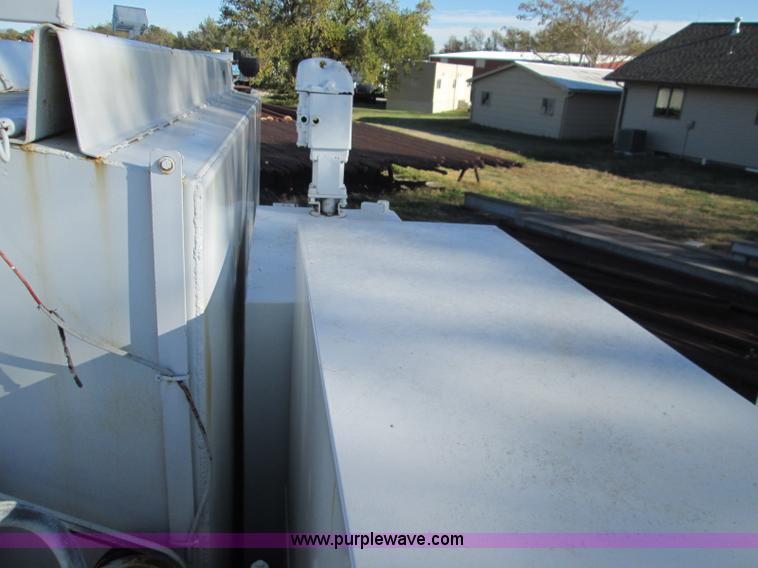 image for item L6410 1986 Peterbilt 359 service and lube truck