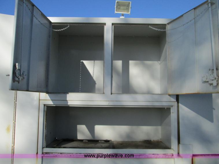 image for item L6410 1986 Peterbilt 359 service and lube truck