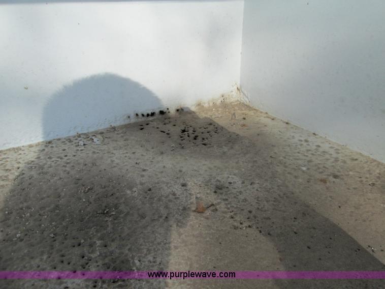 image for item L6410 1986 Peterbilt 359 service and lube truck