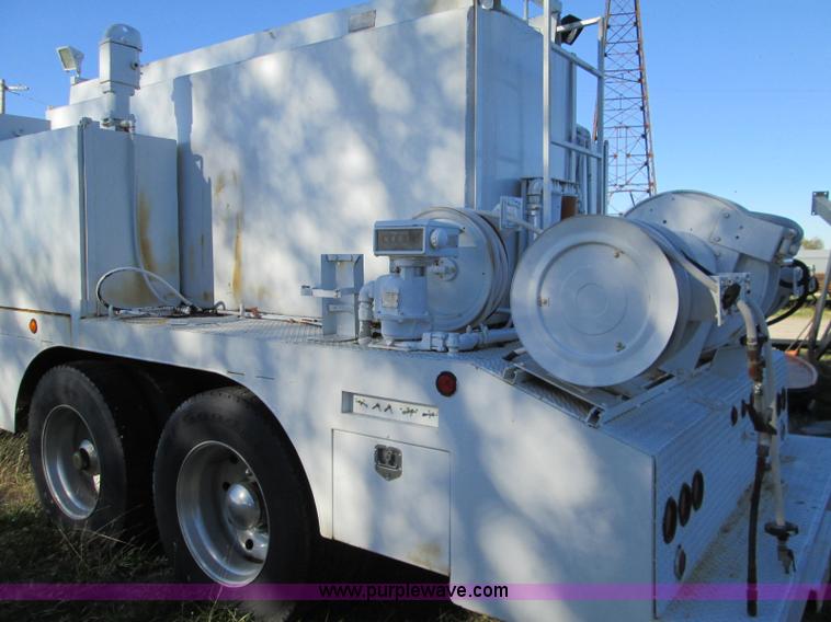 image for item L6410 1986 Peterbilt 359 service and lube truck