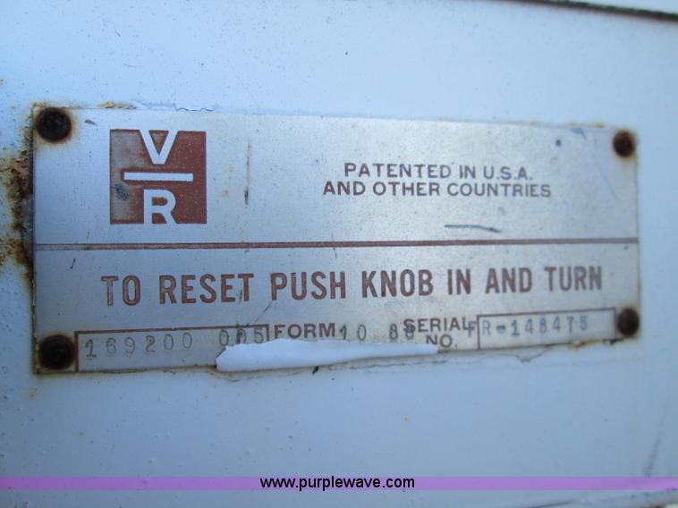 image for item L6410 1986 Peterbilt 359 service and lube truck