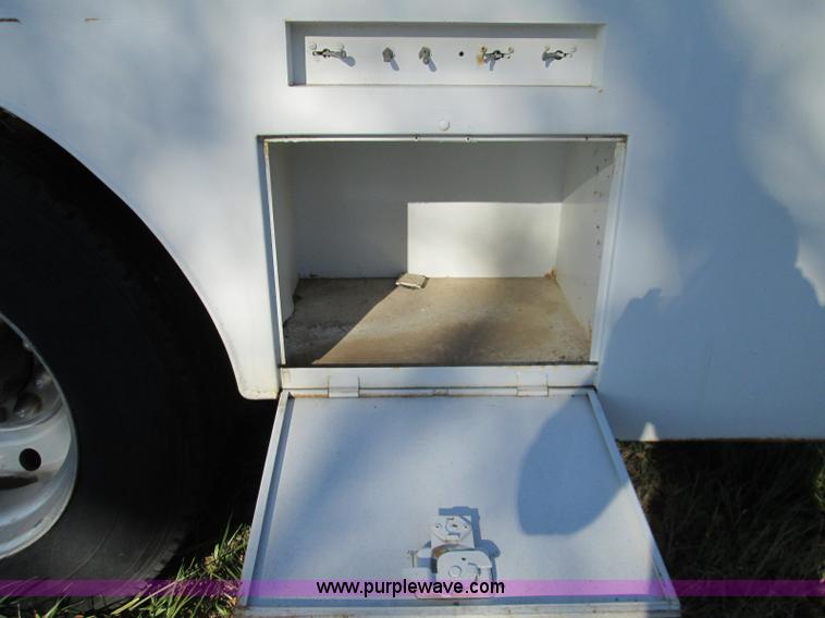 image for item L6410 1986 Peterbilt 359 service and lube truck