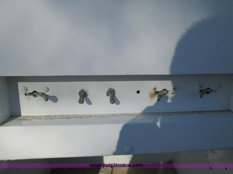 image for item L6410 1986 Peterbilt 359 service and lube truck