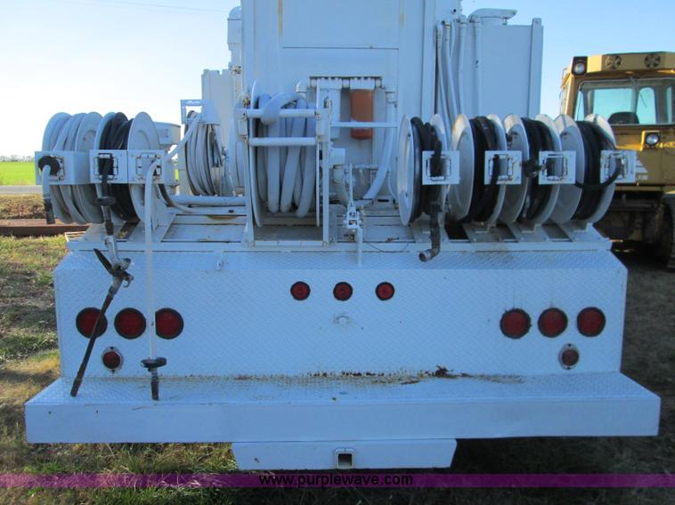 image for item L6410 1986 Peterbilt 359 service and lube truck