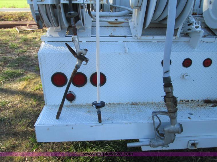 image for item L6410 1986 Peterbilt 359 service and lube truck