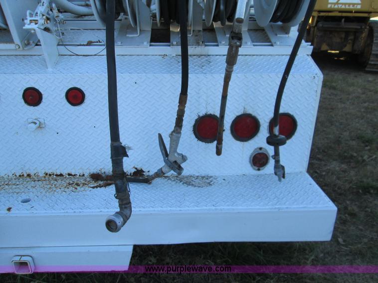 image for item L6410 1986 Peterbilt 359 service and lube truck