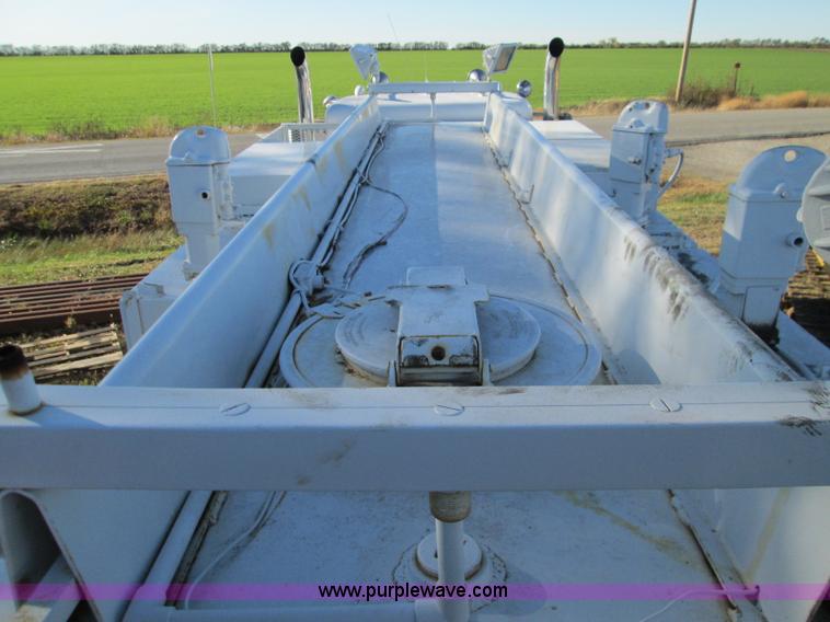 image for item L6410 1986 Peterbilt 359 service and lube truck