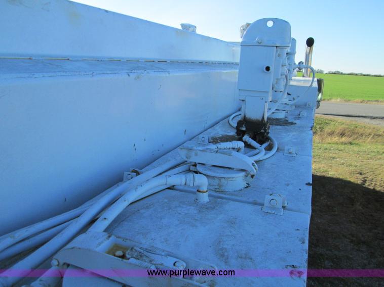 image for item L6410 1986 Peterbilt 359 service and lube truck