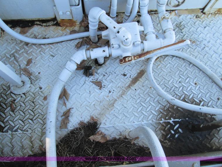 image for item L6410 1986 Peterbilt 359 service and lube truck