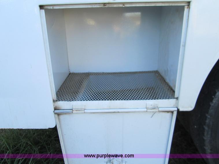 image for item L6410 1986 Peterbilt 359 service and lube truck