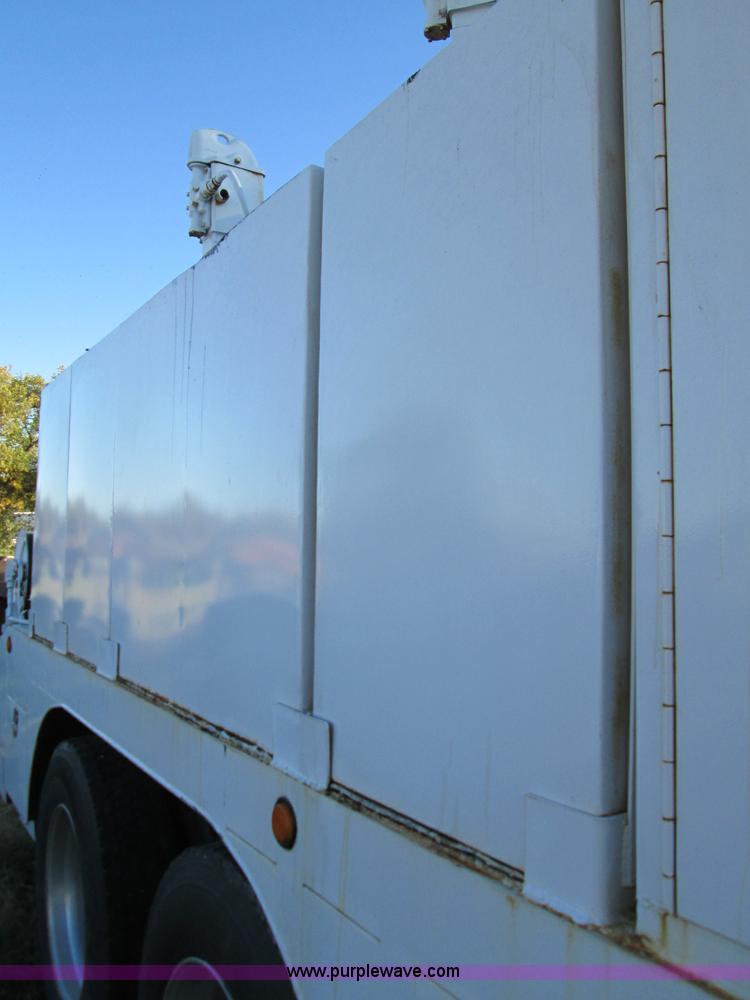 image for item L6410 1986 Peterbilt 359 service and lube truck