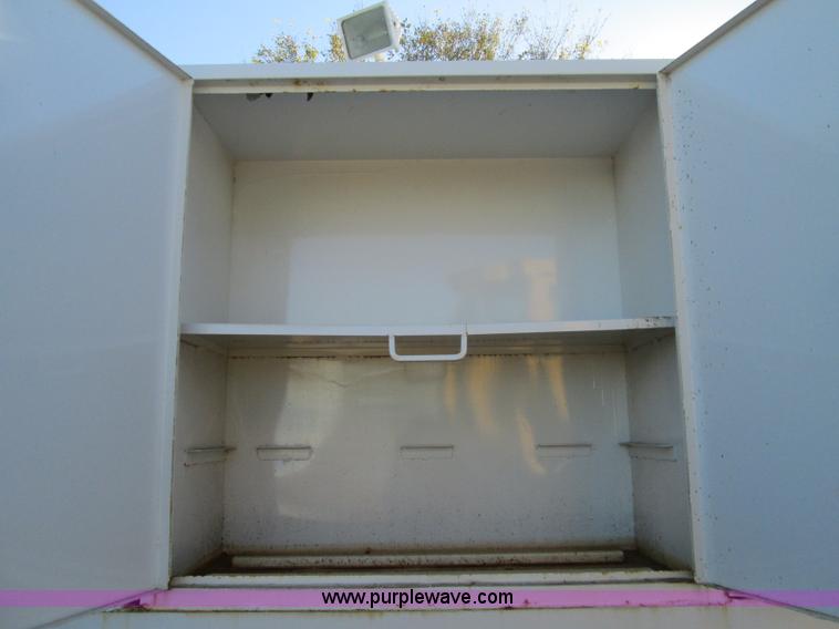 image for item L6410 1986 Peterbilt 359 service and lube truck