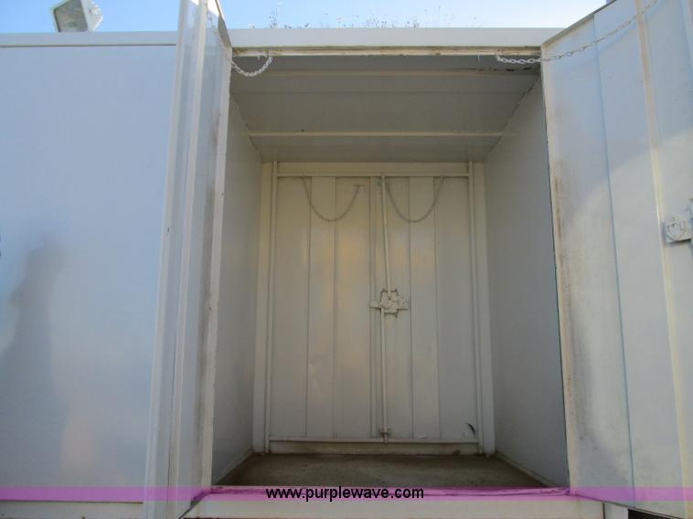 image for item L6410 1986 Peterbilt 359 service and lube truck