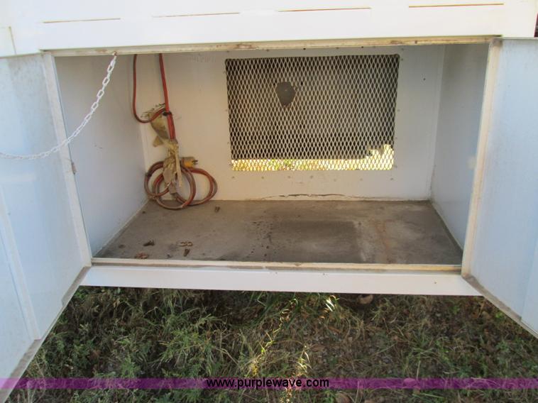 image for item L6410 1986 Peterbilt 359 service and lube truck