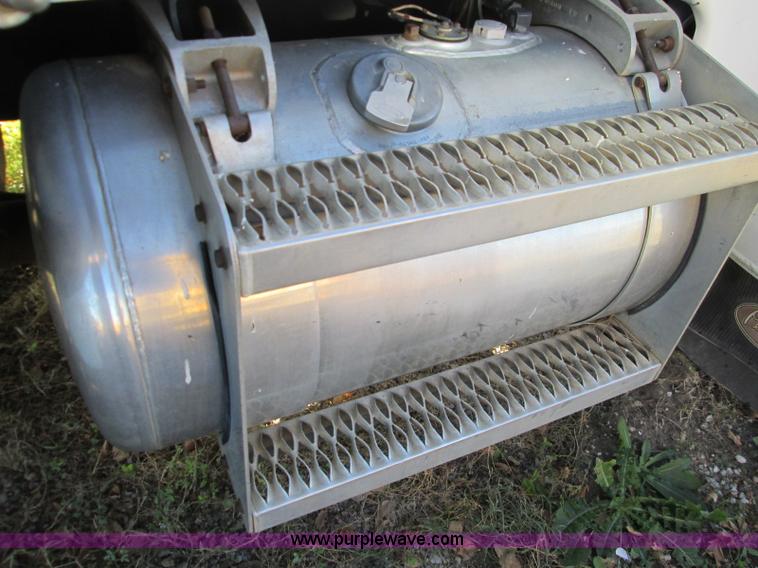 image for item L6410 1986 Peterbilt 359 service and lube truck