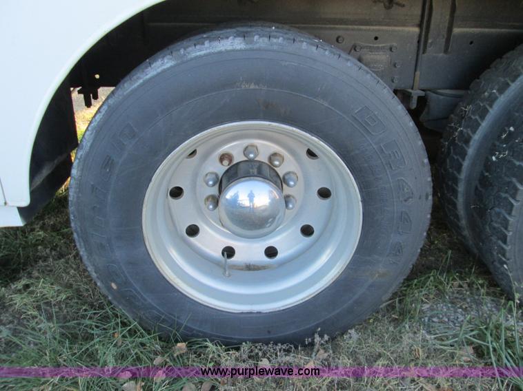 image for item L6410 1986 Peterbilt 359 service and lube truck