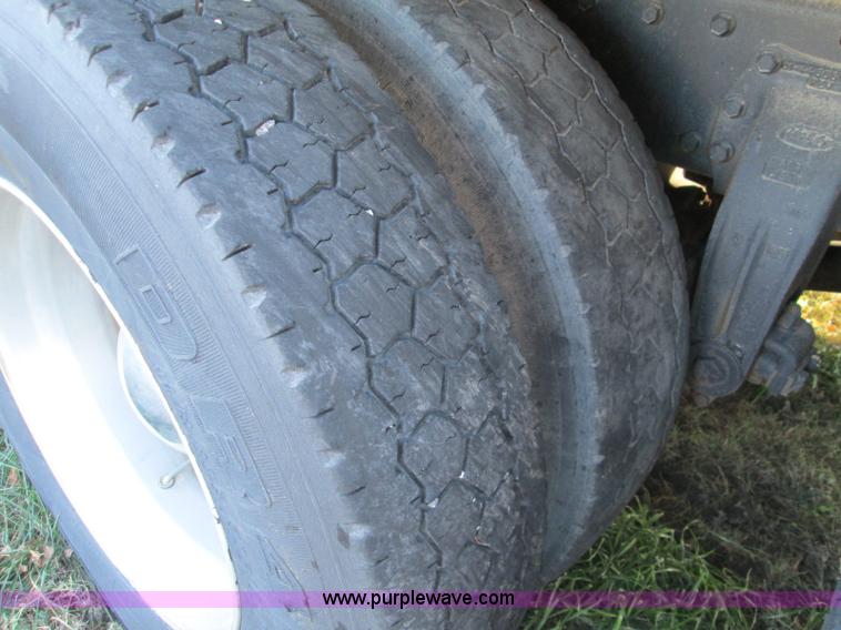 image for item L6410 1986 Peterbilt 359 service and lube truck