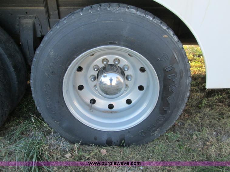 image for item L6410 1986 Peterbilt 359 service and lube truck