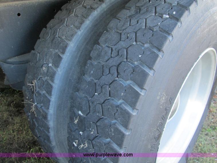 image for item L6410 1986 Peterbilt 359 service and lube truck