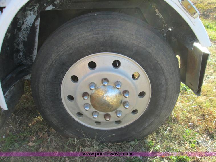 image for item L6410 1986 Peterbilt 359 service and lube truck