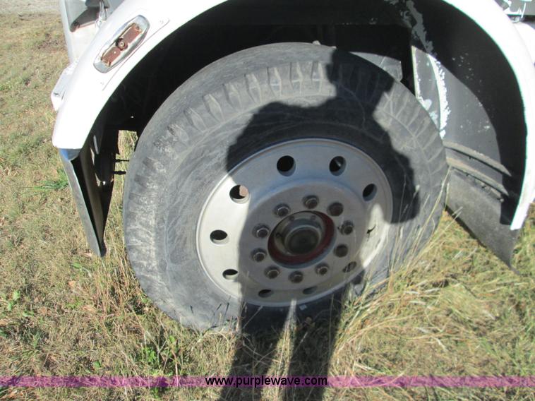 image for item L6410 1986 Peterbilt 359 service and lube truck