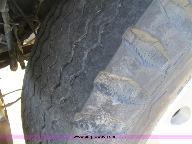 image for item L6410 1986 Peterbilt 359 service and lube truck