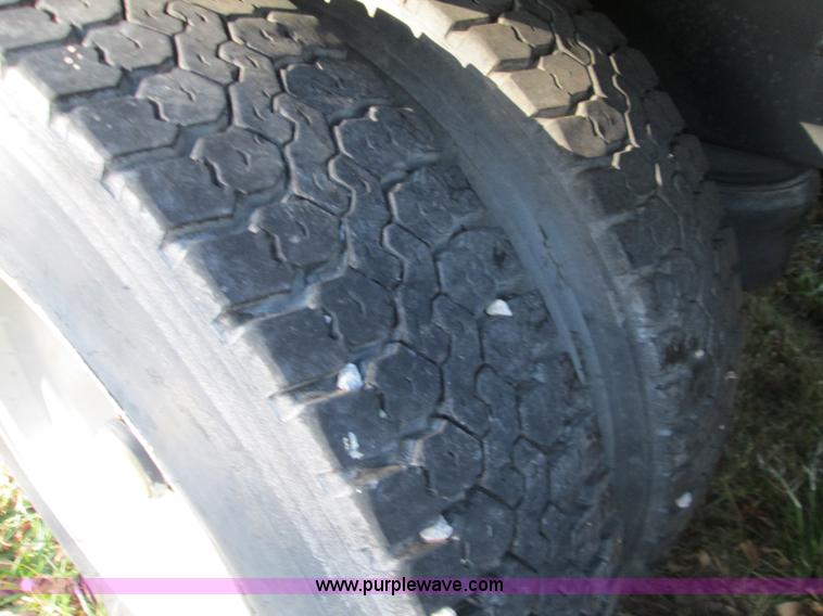 image for item L6410 1986 Peterbilt 359 service and lube truck