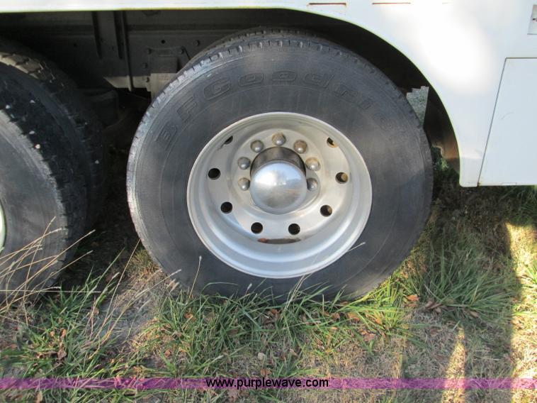 image for item L6410 1986 Peterbilt 359 service and lube truck