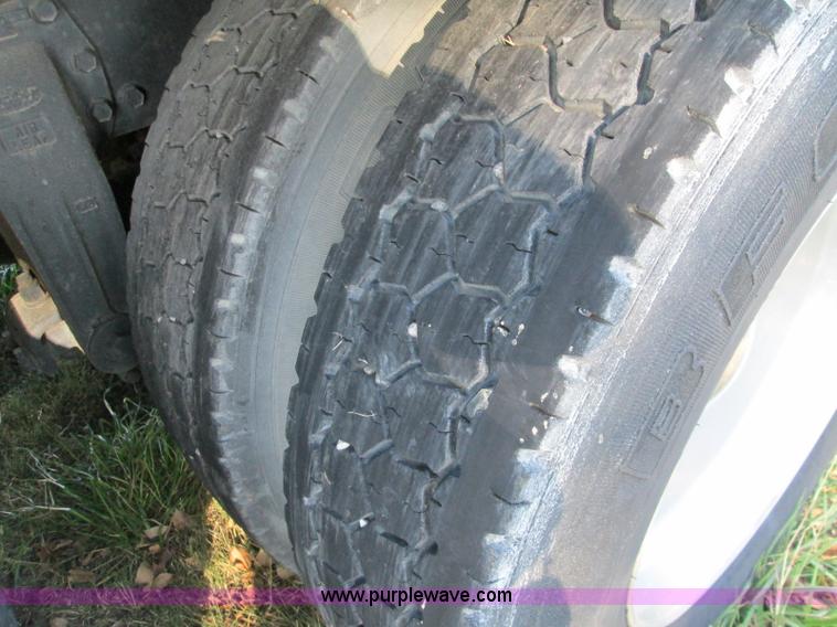 image for item L6410 1986 Peterbilt 359 service and lube truck