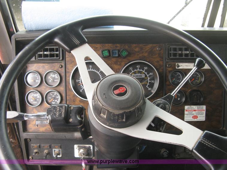 image for item L6414 1995 Kenworth T800 dump truck