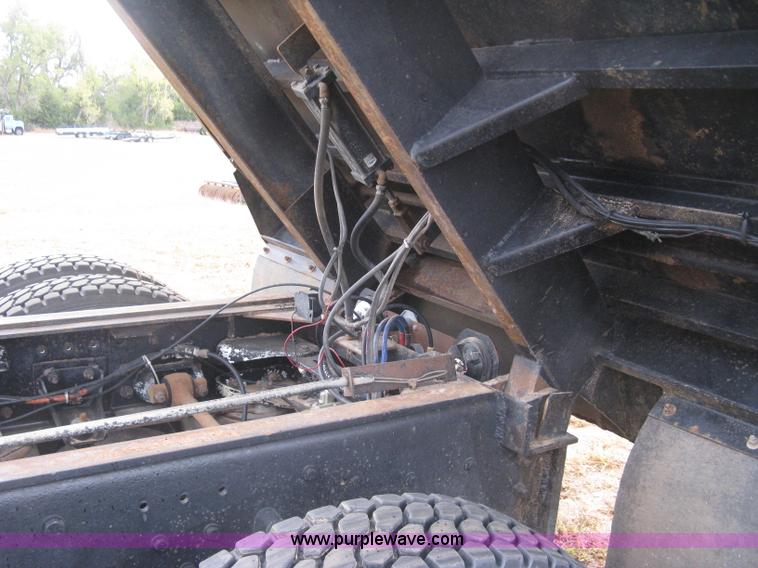 image for item L6414 1995 Kenworth T800 dump truck