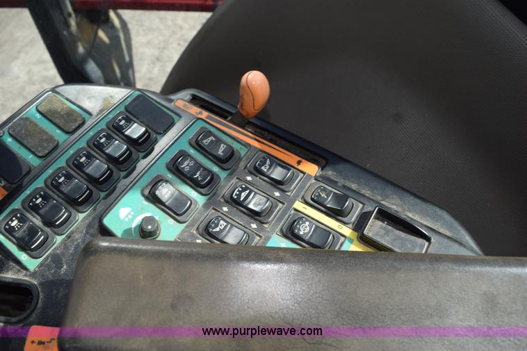 image for item J8479 2007 Case IH SPX3320 self-propelled sprayer