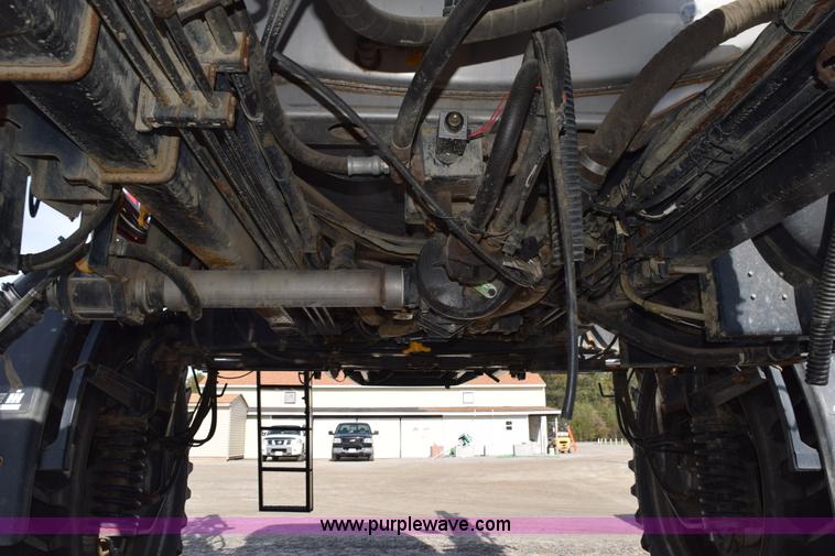 image for item J8479 2007 Case IH SPX3320 self-propelled sprayer