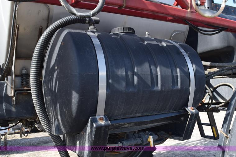 image for item J8479 2007 Case IH SPX3320 self-propelled sprayer