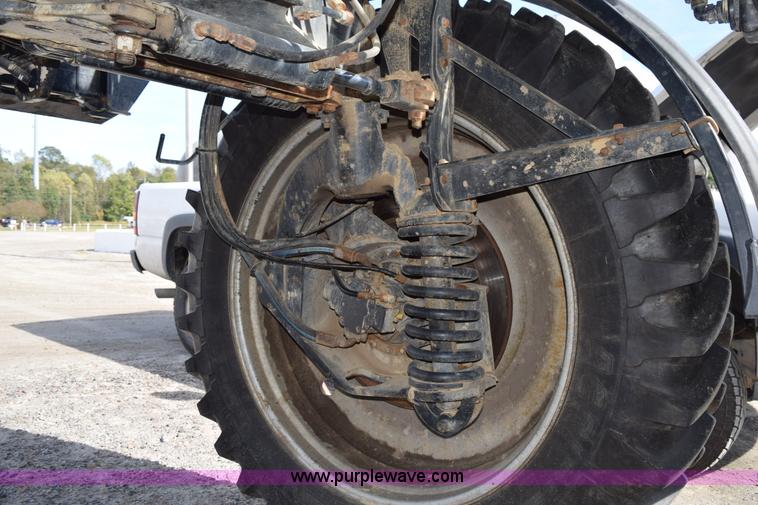 image for item J8479 2007 Case IH SPX3320 self-propelled sprayer