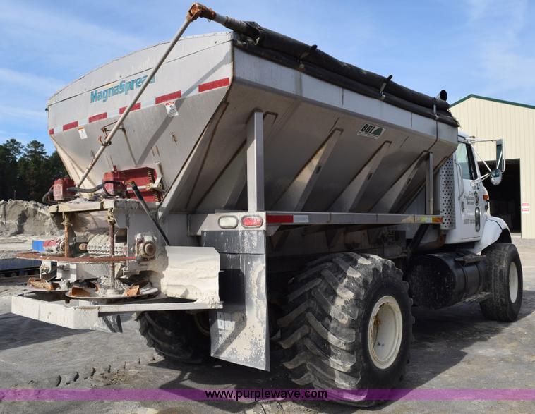 image for item J8481 2001 International 8100 applicator truck