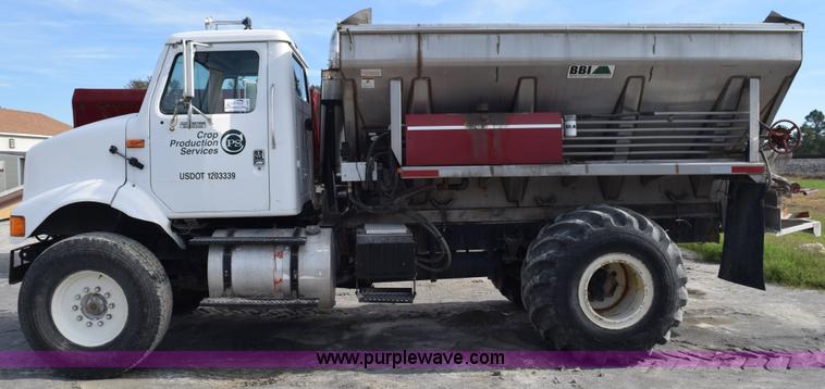 image for item J8481 2001 International 8100 applicator truck
