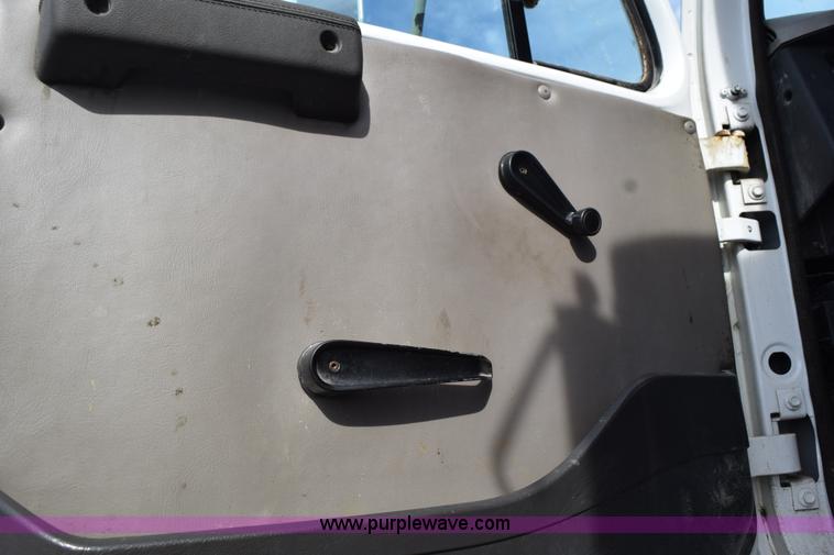 image for item J8481 2001 International 8100 applicator truck