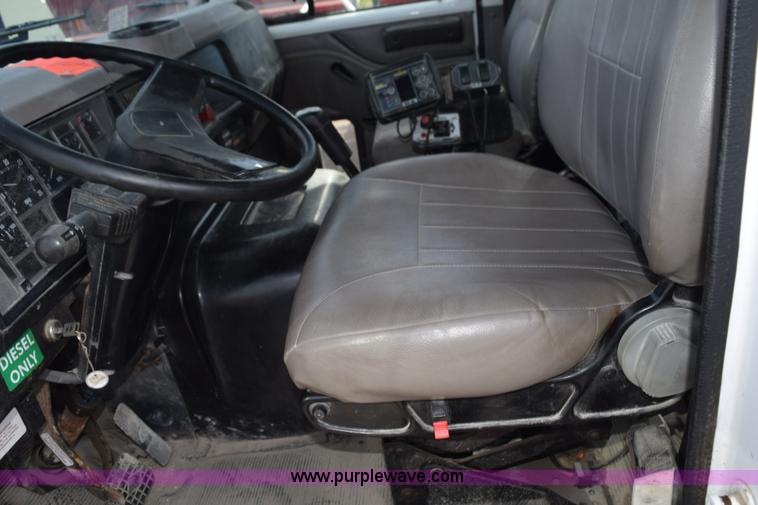 image for item J8481 2001 International 8100 applicator truck